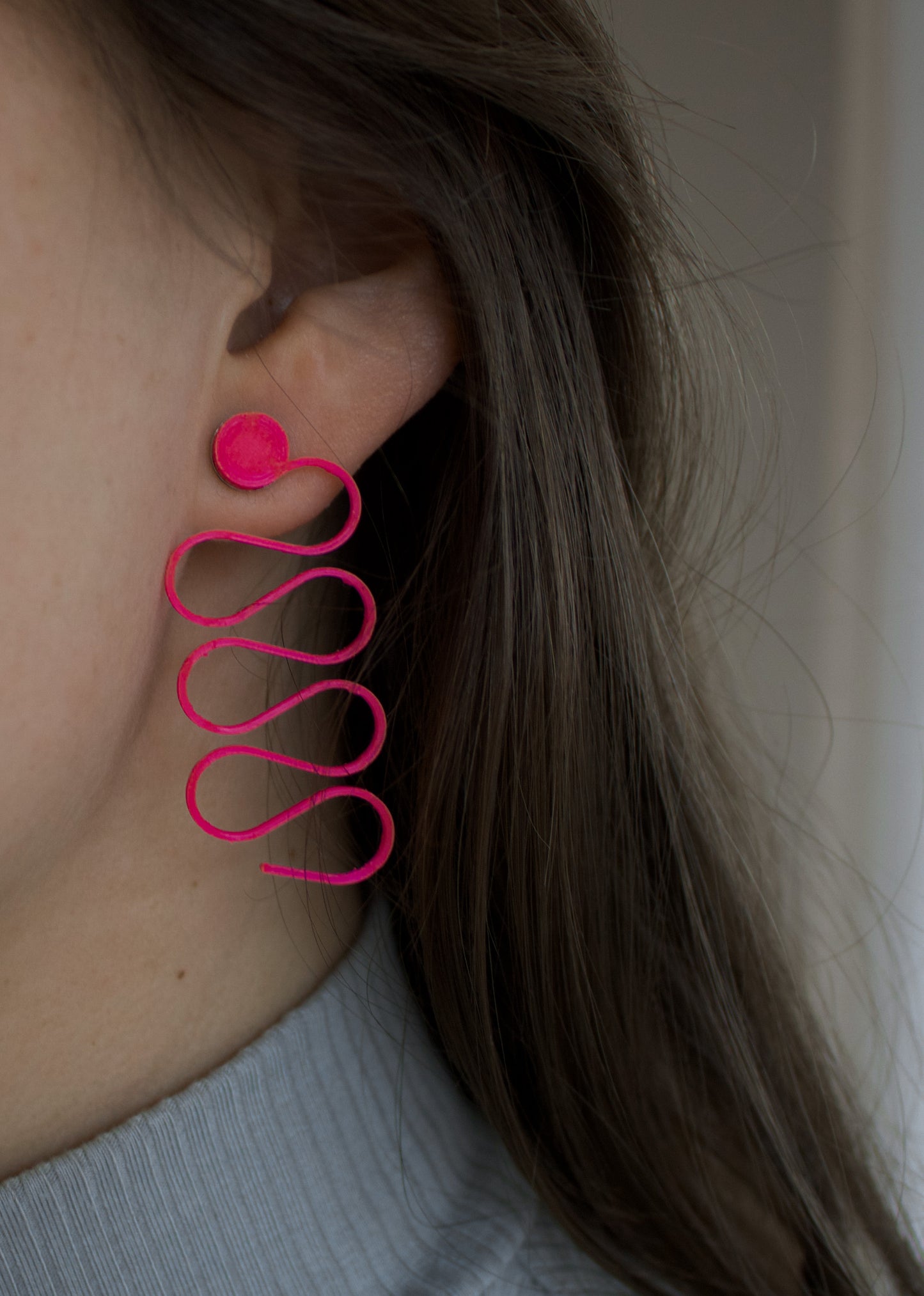 Roze oorhangers met golvende vorm